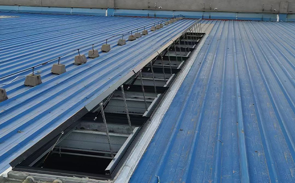 某城市大型商业综合体中庭榆中排烟窗工程